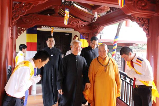 Đại diện Giáo xứ Tân Sa Châu chúc mừng lễ Phật Đản