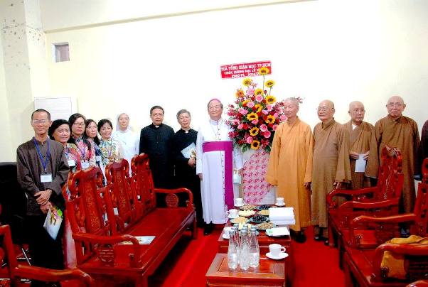 Phái đoàn Tòa TGM chúc mừng Thành Hội Phật giáo nhân dịp lễ Vesak 2016
