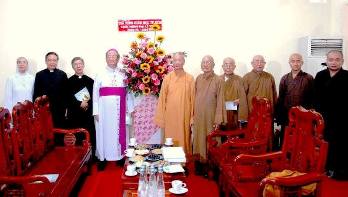 Phái đoàn Tòa TGM chúc mừng Thành Hội Phật giáo nhân dịp lễ Vesak 2016