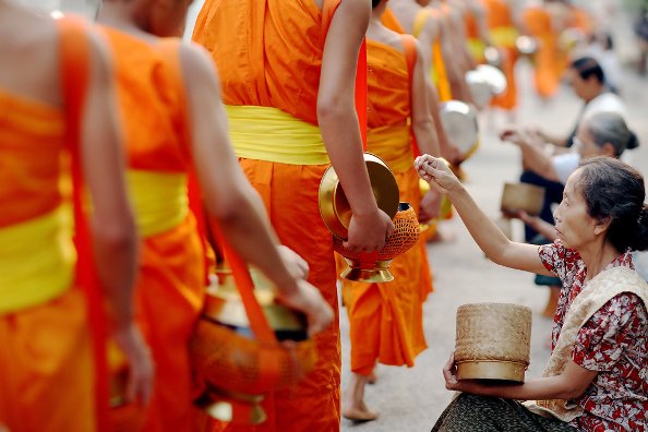 Suy nghiệm lời Phật: Bổn phận của người xuất gia và tại gia