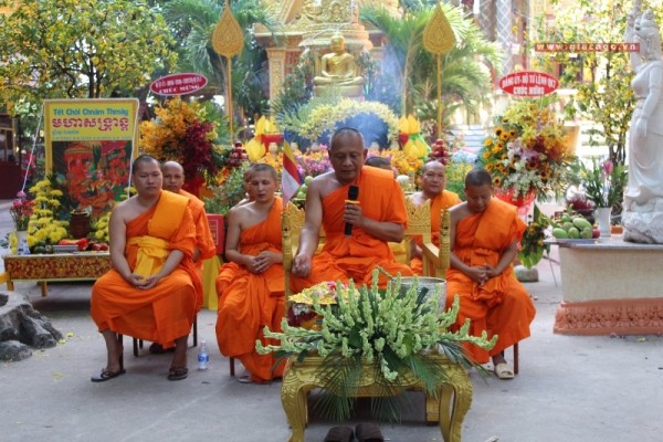 Trang trọng lễ đón chư thiên mừng Tết của người Khmer
