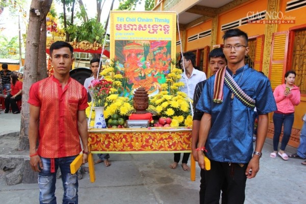 Trang trọng lễ đón chư thiên mừng Tết của người Khmer