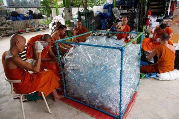 Một ngôi chùa Thái Lan may y từ chai nhựa tái chế