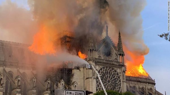 Cháy nhà thờ Đức Bà ở Paris