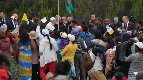 ĐGH Phanxicô cầu nguyện cho người lao động ở Madagascar
