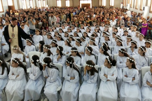 Trẻ em Iraq ở trại tị nạn Erbil rước lễ lần đầu