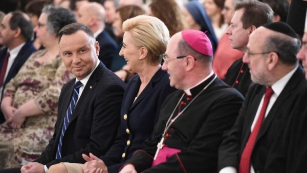 Đài truyền hình nhà nước Ba Lan và Giáo hội ký hợp đồng phát sóng Thánh lễ hàng ngày