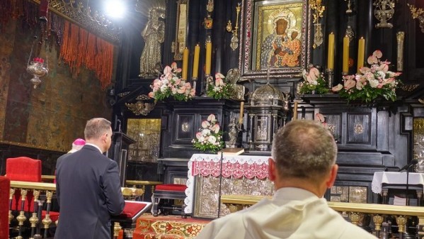 Tổng thống tái cử của Ba Lan viếng đền thánh Đức Mẹ đen