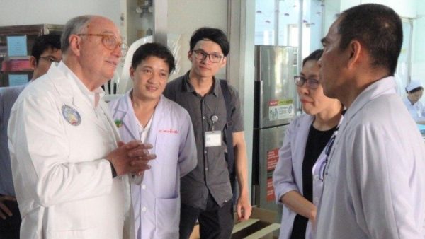 Hợp tác giáo dục y tế giữa Dòng Tên Mỹ và Việt Nam