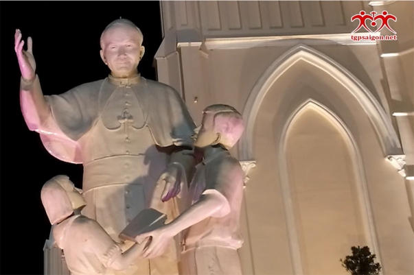 Thượng tượng Thánh Giáo hoàng Gioan Phaolô II tại Trung tâm Mục vụ TGP Sài Gòn