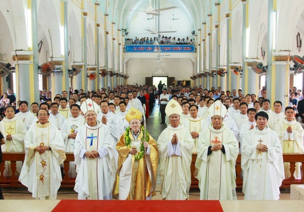 Thánh lễ tạ ơn mừng 60 năm linh mục của Đức cha Phaolô Maria Cao Đình Thuyên