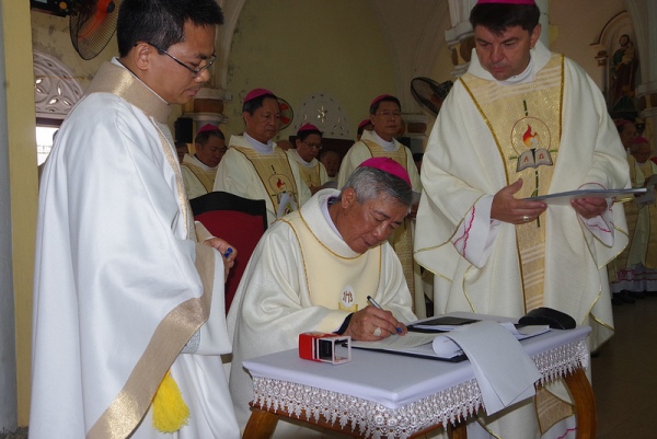 ĐGM Anphong Nguyễn Hữu Long chính thức nhận sứ vụ mục tử Giáo phận Vinh