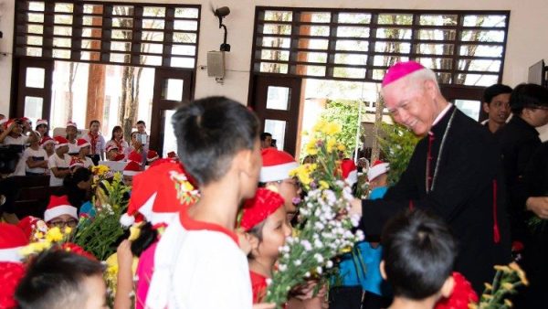 Giám mục Xuân Lộc mừng Giáng sinh sớm với gần 1.000 trẻ em có hoàn cảnh đặc biệt