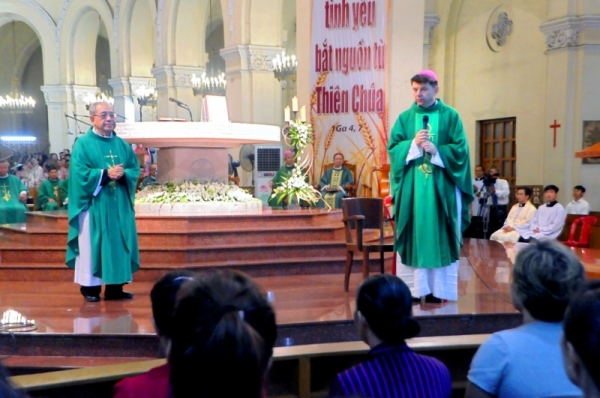 ĐTGM Marek Zalewski dâng Thánh lễ đầu tiên tại nhà thờ Chánh tòa Sài Gòn