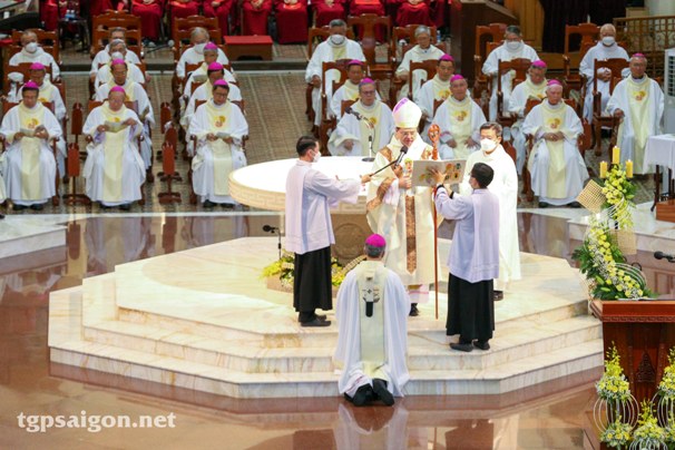 Thánh lễ trao dây Pallium cho ĐTGM Giuse Nguyễn Năng