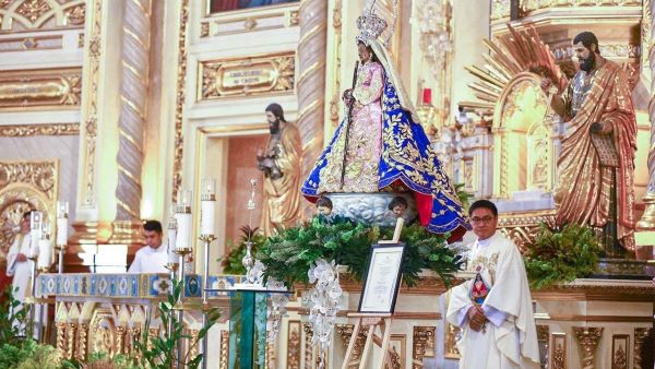 Tín hữu Philippines lần hạt Mân Côi vào nửa đêm, hiệp thông với Đức Giáo hoàng cầu nguyện cho hòa bình