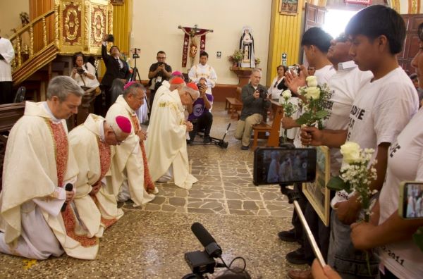 Các đại diện Vatican và Giáo hội Peru quỳ xin lỗi các nạn nhân của 