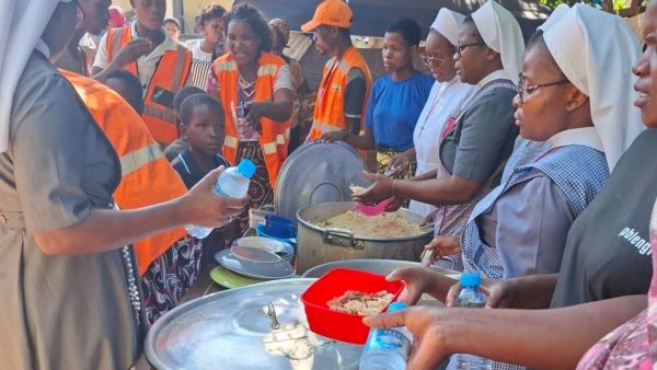 Các nữ tu Thừa sai Máu Châu Báu tại Mozambique cứu trợ nạn nhân lũ lụt tại Xai-Xai