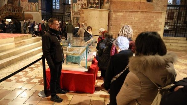 Gần 20 ngàn tín hữu kính viếng di hài Thánh Phanxicô trong ngày đầu tiên được trưng bày công khai