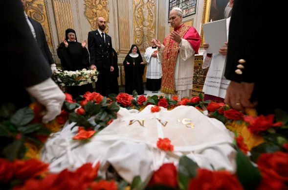 ĐGH Lêô XIV chủ sự nghi thức tiếp nhận cặp chiên con trong ngày lễ kính Thánh Anê