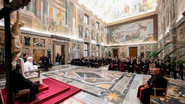 ĐGH Lêô XIV gặp gỡ các nhà tổ chức và nghệ sĩ của buổi “Hòa nhạc với người nghèo