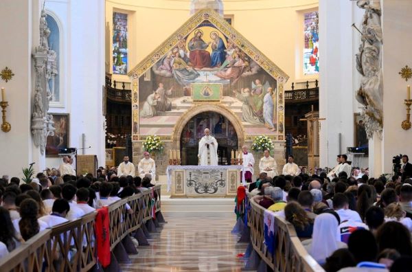 Đức Giáo hoàng thăm Assisi: Thế giới đang tìm kiếm những vị thánh giữa các con