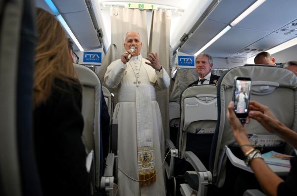 Trên chuyến bay đến Tây Ban Nha, Đức Giáo hoàng kêu gọi đối thoại