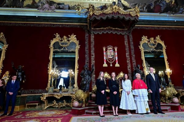 Đức Giáo hoàng đến Madrid, gặp gỡ Quốc vương và Hoàng hậu Tây Ban Nha