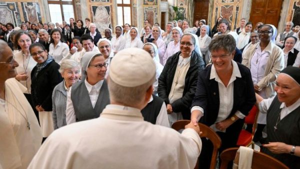 Đức Giáo hoàng mời gọi các nữ tu “Hãy can đảm dấn thân trên những nẻo đường mới của lòng bác ái”