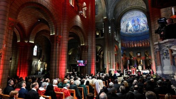 Đức Giáo hoàng gặp gỡ Cộng đoàn Công giáo tại Nhà thờ Chính tòa Đức Mẹ Vô Nhiễm Nguyên Tội