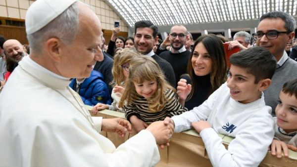 Đức Giáo hoàng gặp gỡ và chúc mừng Giáng sinh các nhân viên Vatican và gia đình