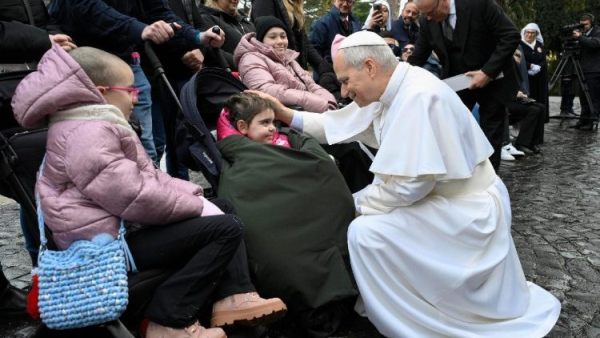 Đức Giáo hoàng cùng các bệnh nhân cầu nguyện tại hang đá Đức Mẹ Lộ Đức ở Vườn Vatican