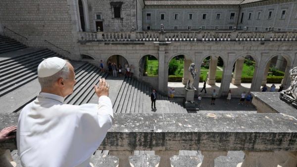Đức Giáo hoàng viếng mộ Thánh Biển Đức tại Montecassino, cầu nguyện cho hoà bình