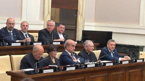ĐHY Parolin: Sức khỏe tâm thần của giới trẻ đòi hỏi những giải pháp mang tính cơ cấu