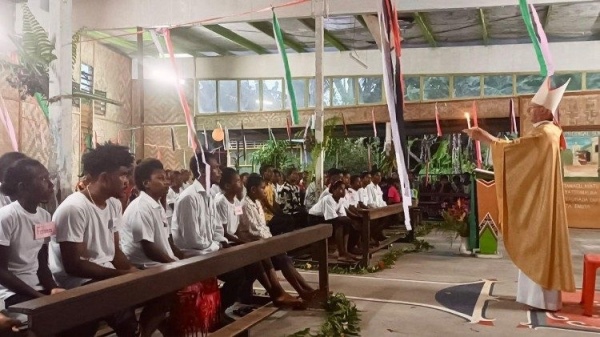 Một Giám mục đi thuyền ba ngày để đến với các tín hữu nơi 
