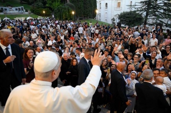 Đức Giáo hoàng gặp gỡ các gia đình nhân viên Vatican
