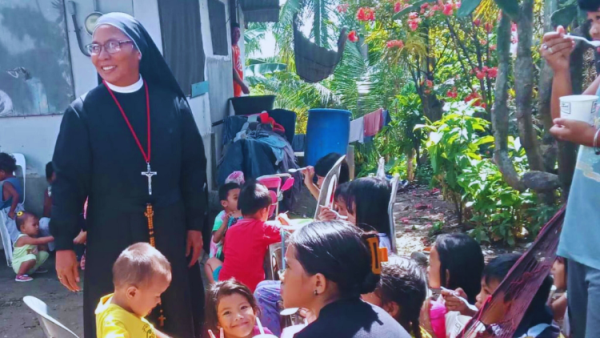 Các nữ tu Tôi tớ Chúa Thánh Thần ở Philippines mang đức tin và cơm bánh cho trẻ nghèo Philippines