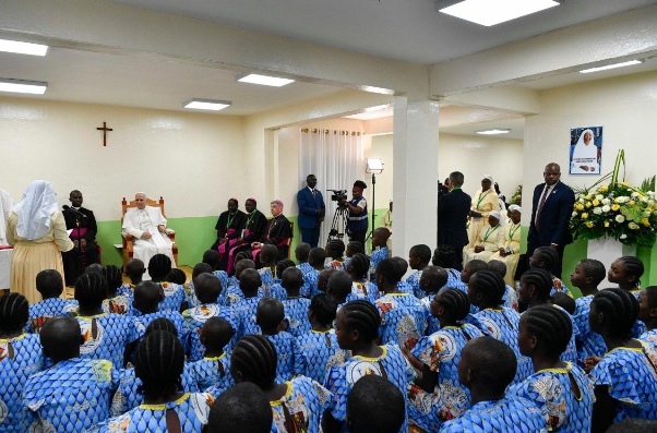 [Tông du Camerun] Đức Giáo hoàng thăm cô nhi viện Ngul Zamba