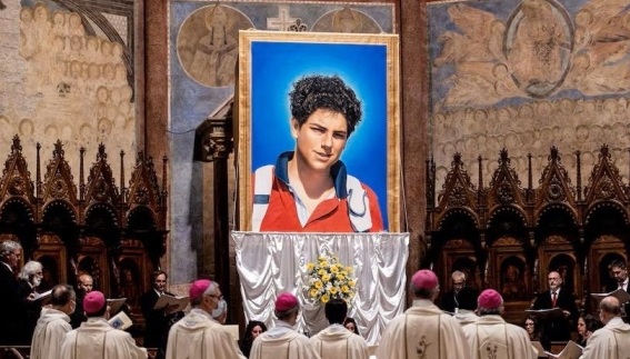 Vị thánh đầu tiên của thế hệ thiên niên kỷ, thiếu niên người Ý Carlo Acutis, đã truyền bá đức tin Công giáo qua mạng