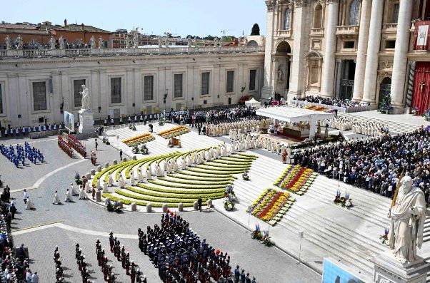 ĐGH Lêô: Chúa Phục Sinh mời gọi chúng ta ngước nhìn lên cao và mở rộng trái tim