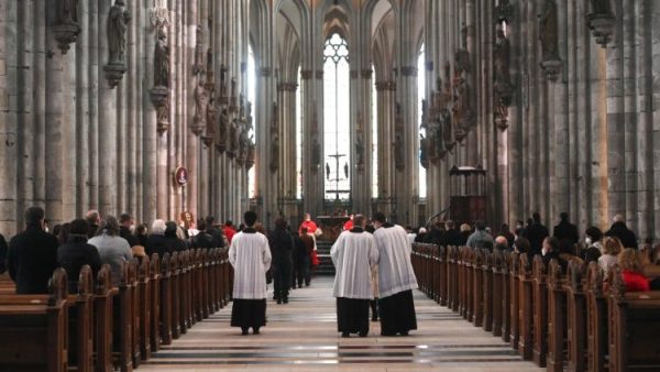 Đức Hồng y Woelki cảnh báo xu hướng cử hành nghi thức Phụng vụ Lời Chúa thay thế Thánh lễ