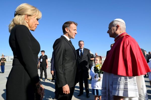 Tổng thống Macron chào đón Đức Giáo hoàng tại sân bay và tiếp đón ngài tại Điện Élysée