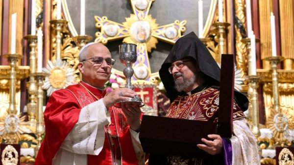 Đức Giáo hoàng cầu nguyện tại Nhà thờ Chính tòa Giáo hội Armenia Tông truyền ở Istanbul