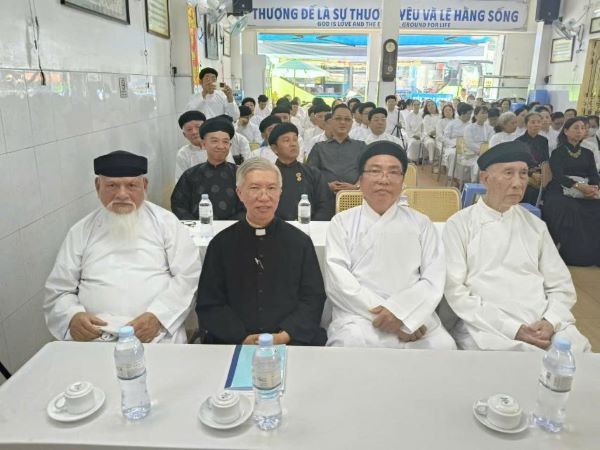 Chung tay phục vụ con người