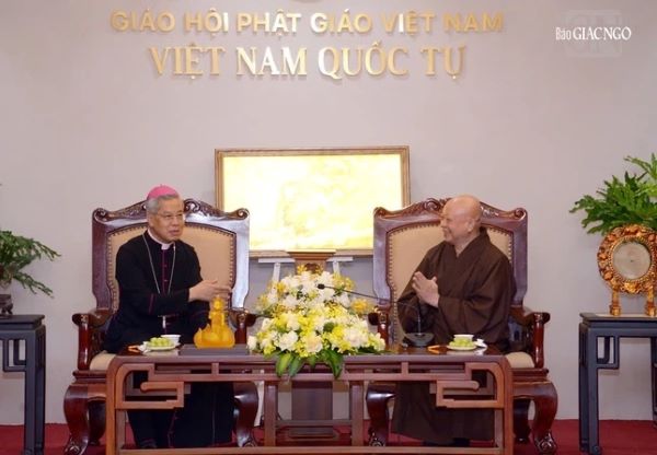 Ngài Giuse Nguyễn Năng và phái đoàn Tòa Tổng Giám mục TGP TP.HCM chúc mừng Đại lễ Phật đản Phật lịch 2570
