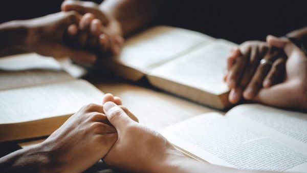 Doanh số Kinh Thánh tại Anh tăng 134%: Dấu hiệu của một cơn khát tâm linh