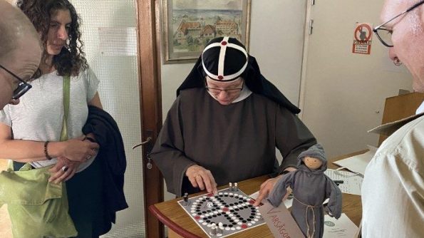 Ơn gọi của Sơ Monika, với đôi tai lắng nghe nỗi đau khổ và niềm vui trong công việc