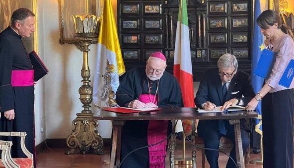 Tòa Thánh và Ý ký thỏa thuận xây dựng nông trại năng lượng tái tạo