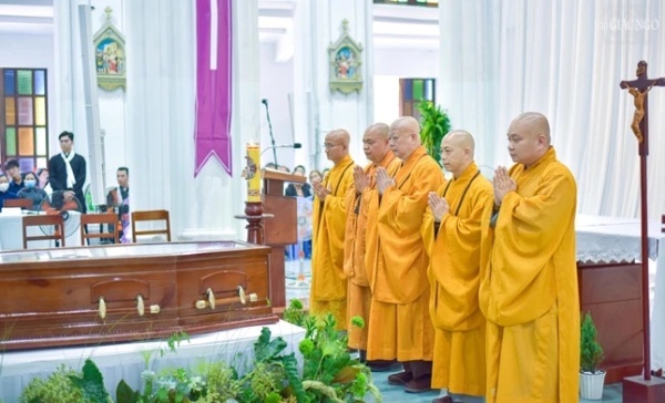 Phái đoàn Ban Trị sự GHPGVN TP.HCM viếng tang Hồng y Gioan Baotixita Phạm Minh Mẫn