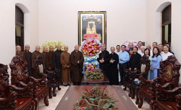 Hòa thượng Thích Lệ Trang và đại diện BTS Phật giáo TP.HCM chúc mừng Giáng sinh tại Tòa Tổng Giám mục